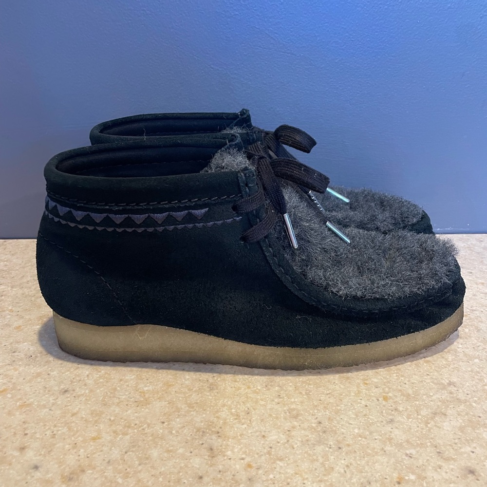 CLARKS ORIGINALS Wallabee Black Interest Boots Suede Embroidered Faux Fur Vamp